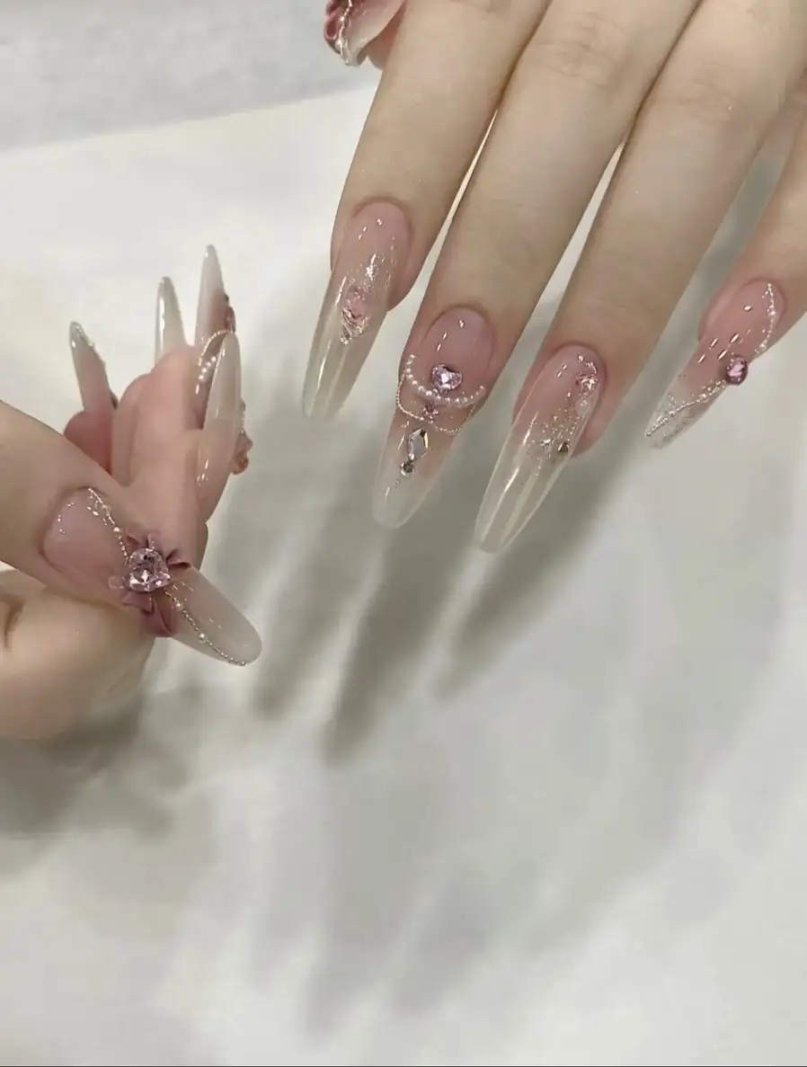 mẫu nail móng nhọn tròn đính đá xinh xắn