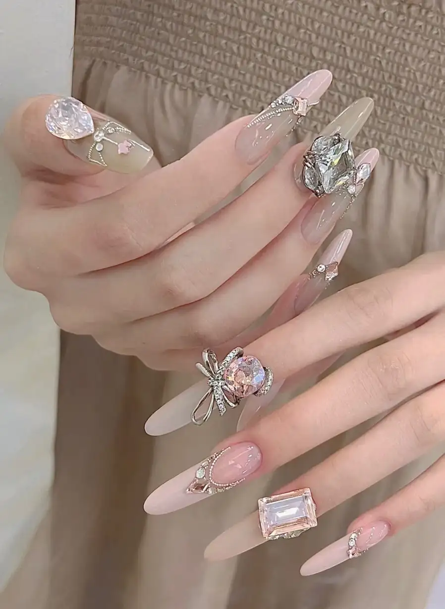 mẫu nail móng nhọn tròn đẹp không đụng hàng