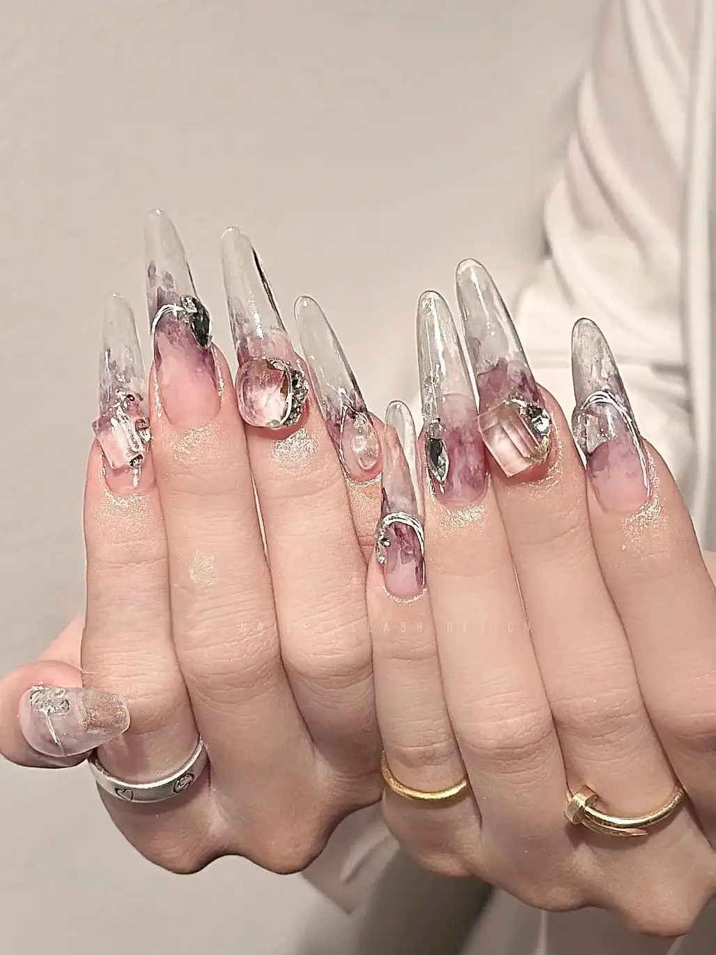 nail trong suốt đính đá nhẹ nhàng, thanh thoát