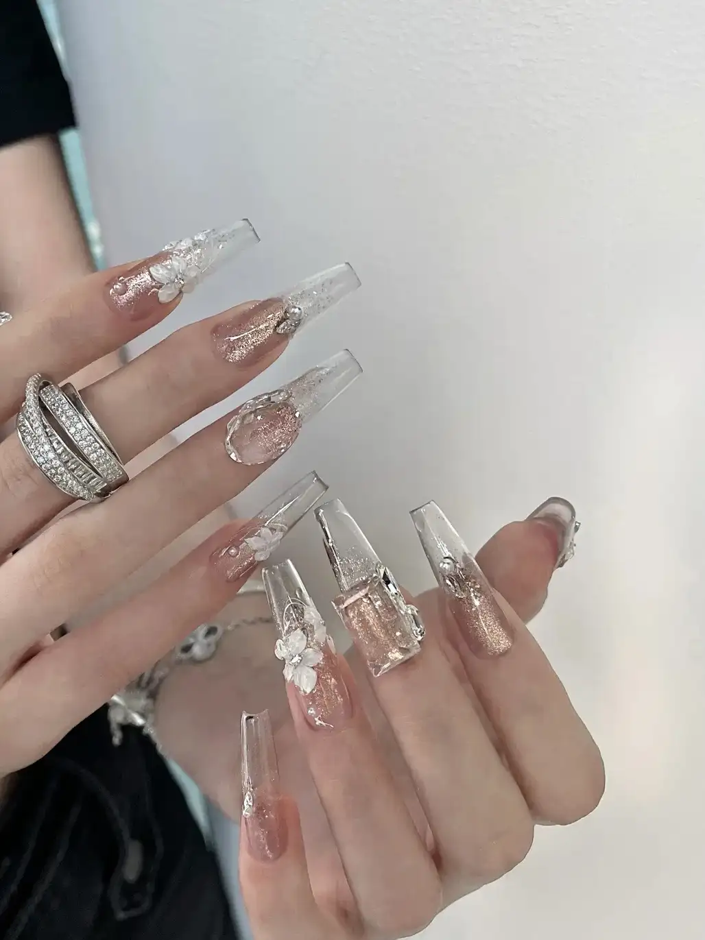 mẫu nail trong suốt kim tuyến đẹp hiện đại