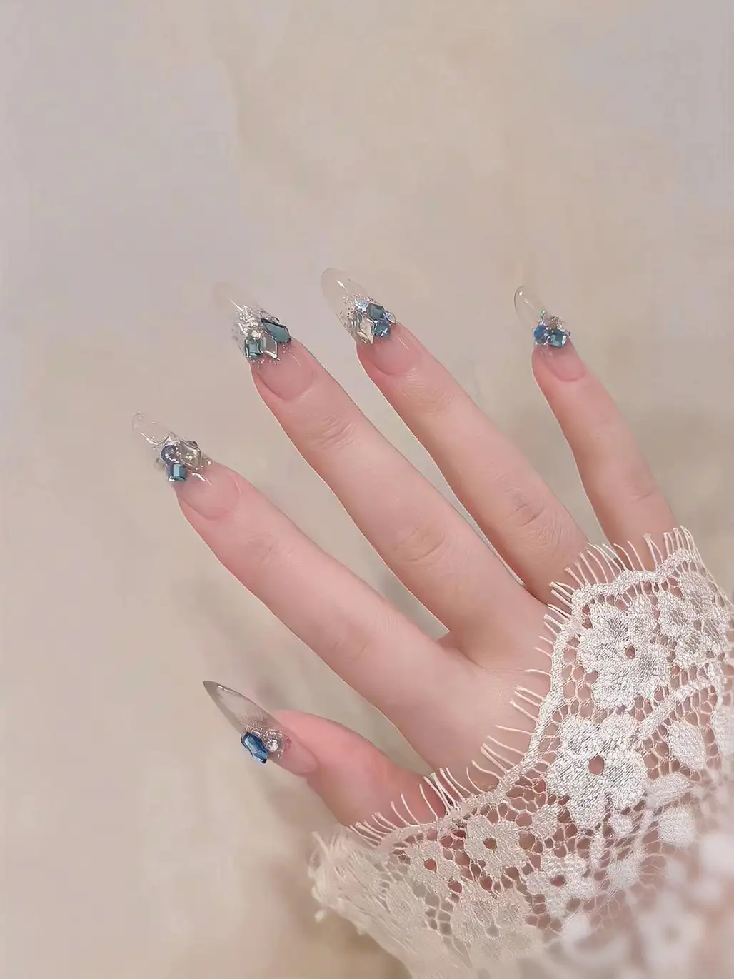 nail trong suốt đính đá thon dài và thanh thoát