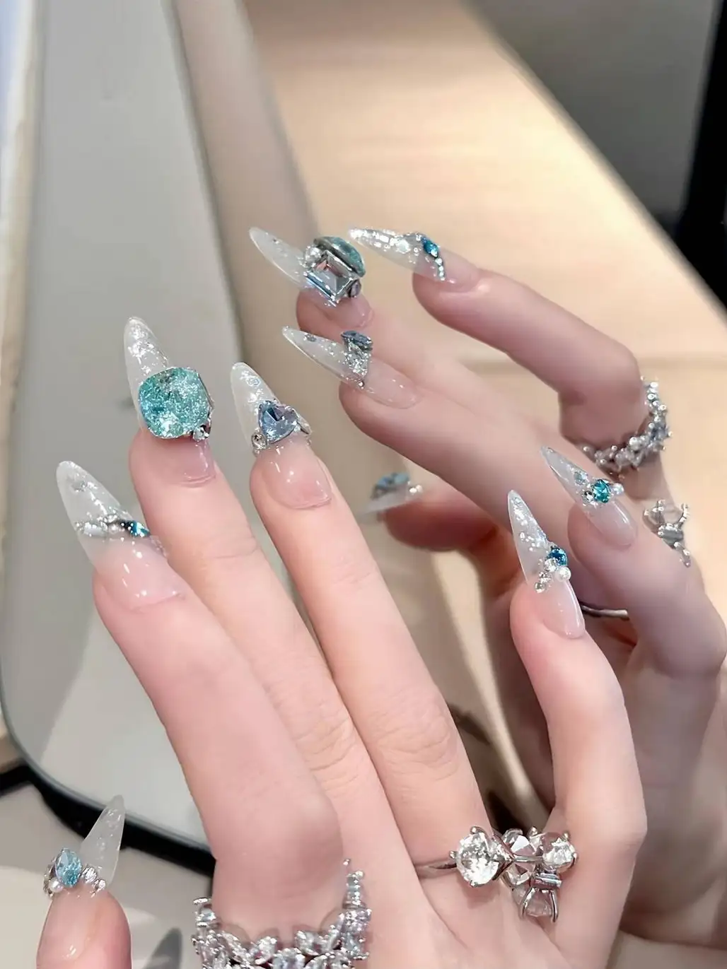 nail trong suốt đính đá nhỏ xinh