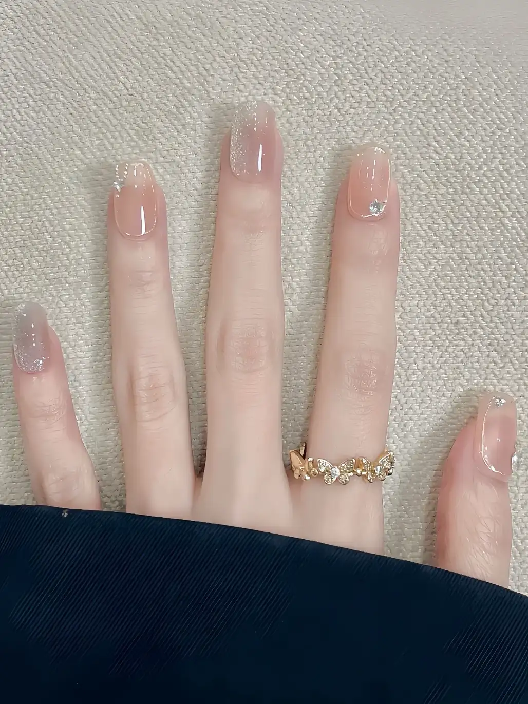 những mẫu nail trong suốt đẹp ấn tượng