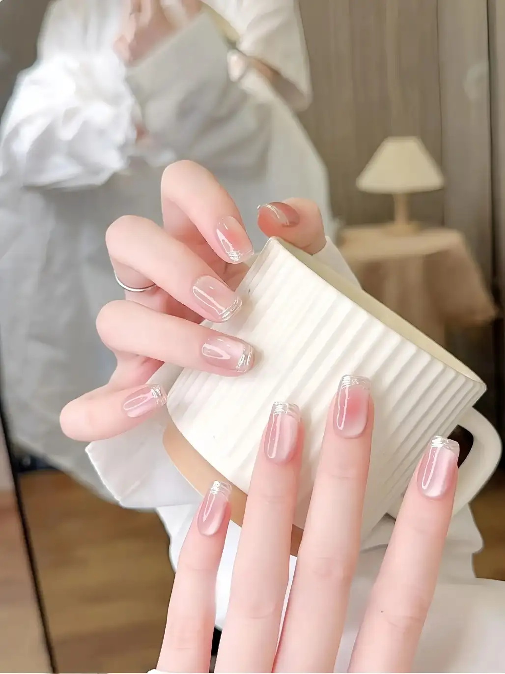 mẫu nail đơn giản trong suốt nổi bật