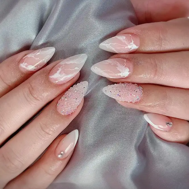 mẫu nail vân đá đơn giản đẹp hài hòa