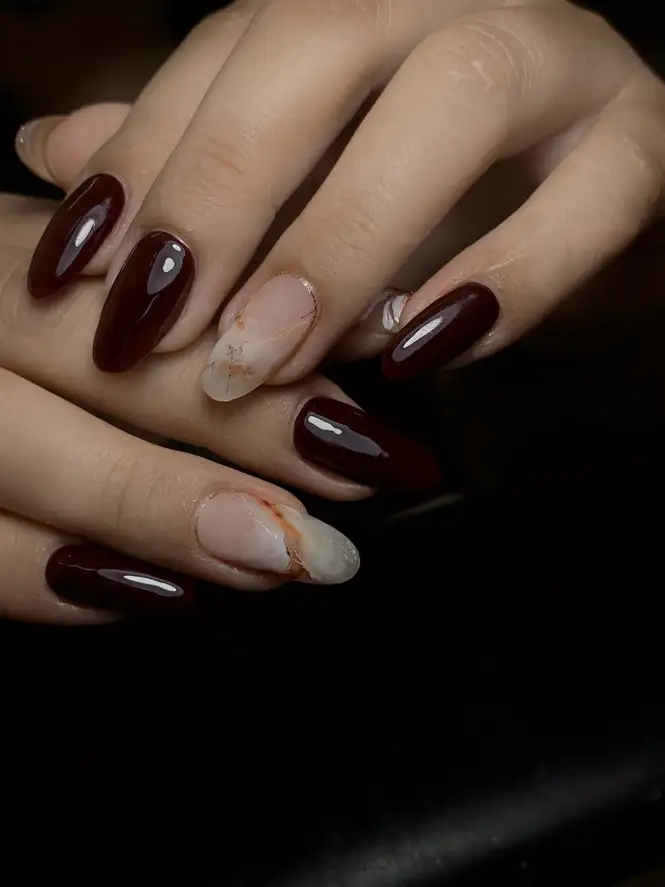 mẫu nail vân đá đơn giản ấm áp, trầm lắng