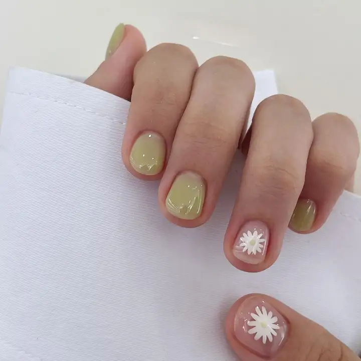 Nail màu xanh pastel thư thái, dễ chịu.