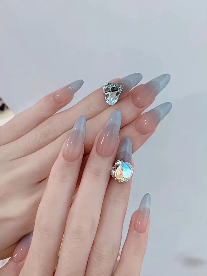 Nail màu xanh pastel mát mẻ và thư thái.