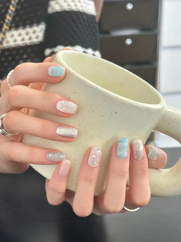 Nail màu xanh pastel mang đến cảm giác tươi mát, tràn đầy sức sống.