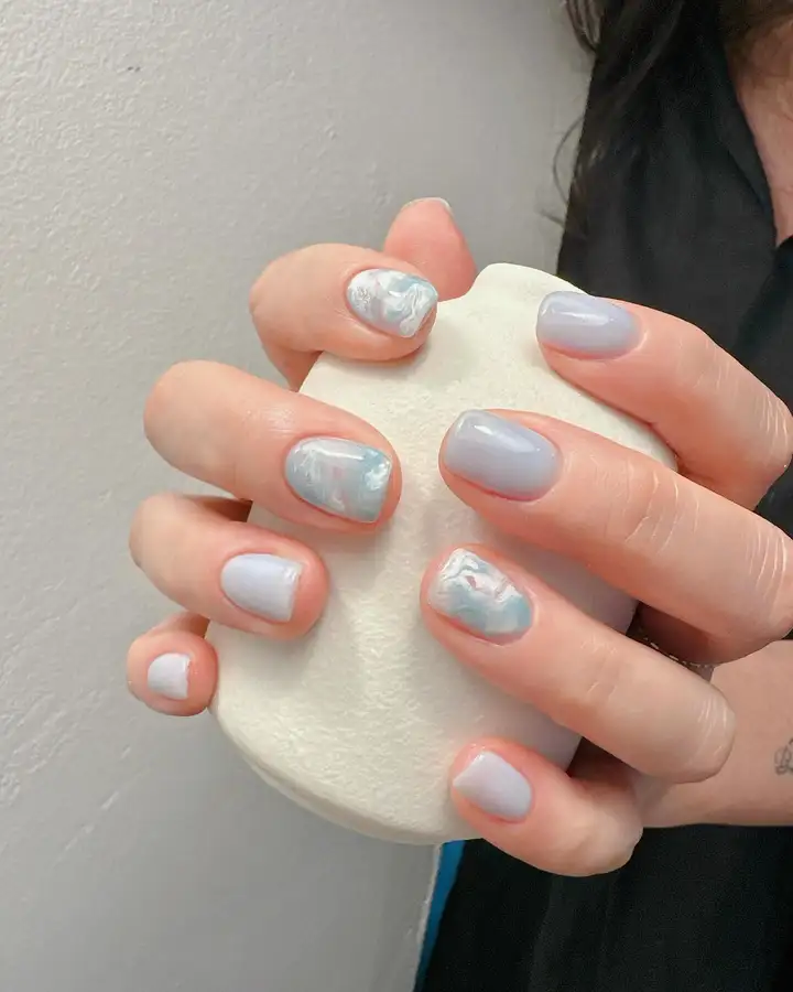 Nail màu xanh pastel thư thái, dễ chịu.