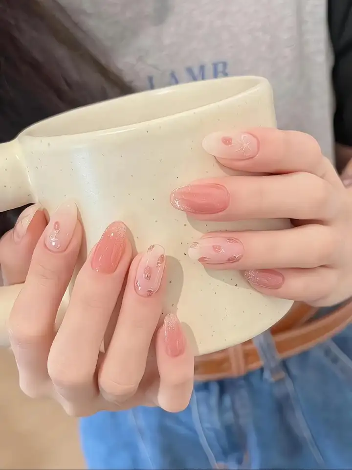 Sơn móng tay màu hồng pastel cho cô dâu