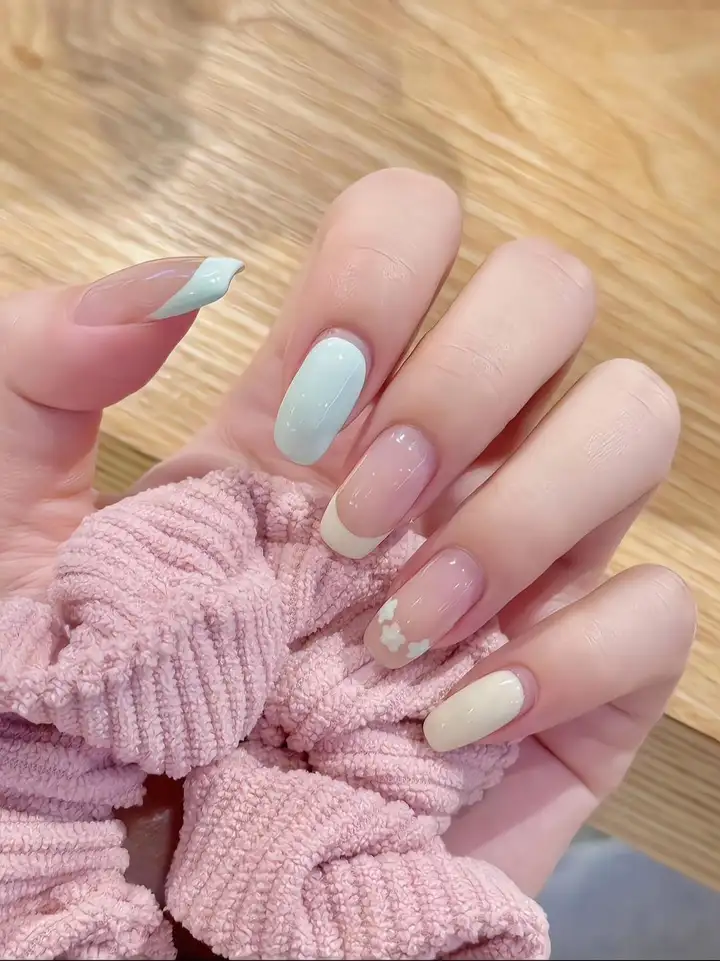 Nail màu xanh pastel trong trẻo và đầy sức sống.