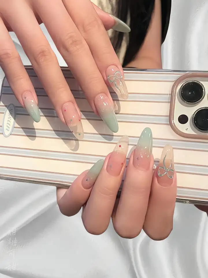 Nail màu xanh pastel thanh thoát và sang trọng.