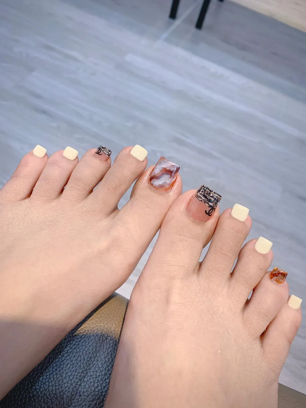 mẫu nail chân chanel cơ bản