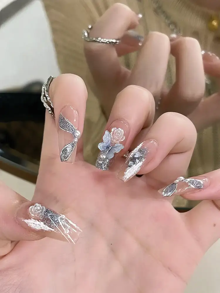 mẫu nail bướm nữ tính