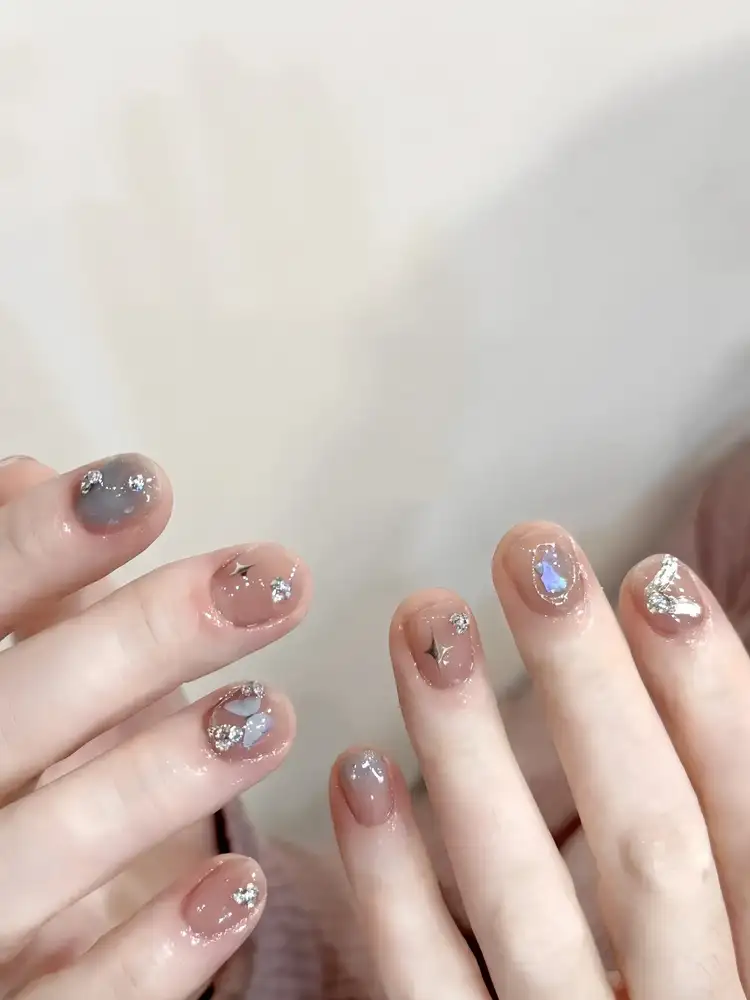 nail bướm đính đá hiện đại