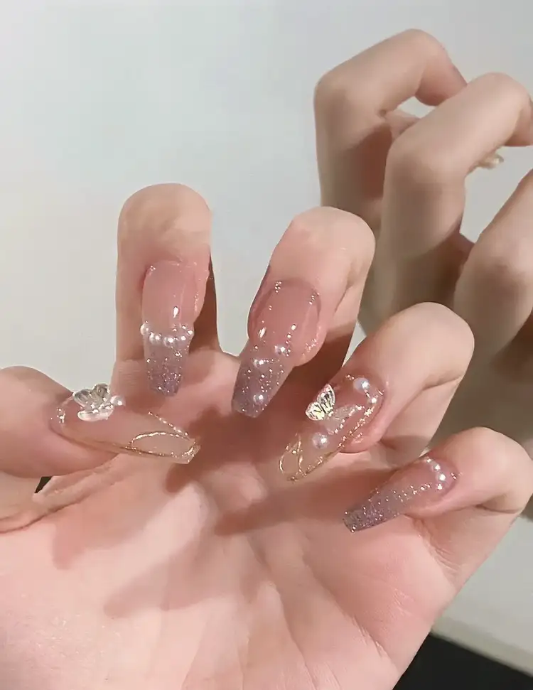 mẫu nail charm bướm ngọt ngào, nữ tính