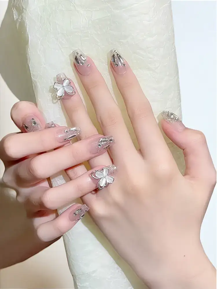 nail bướm đính đá sang trọng