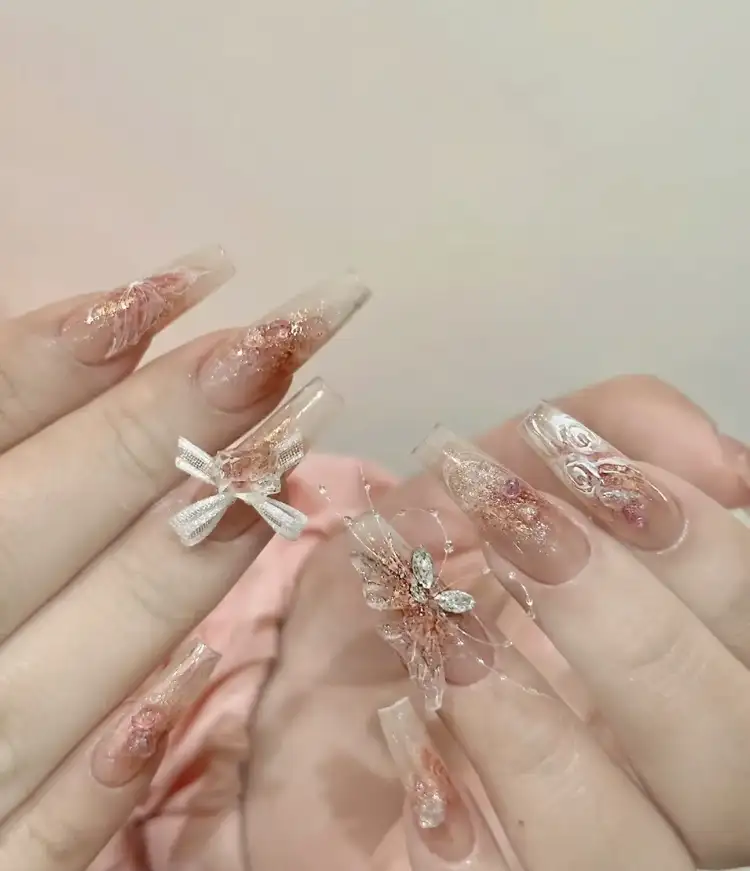 mẫu nail bướm sặc sỡ