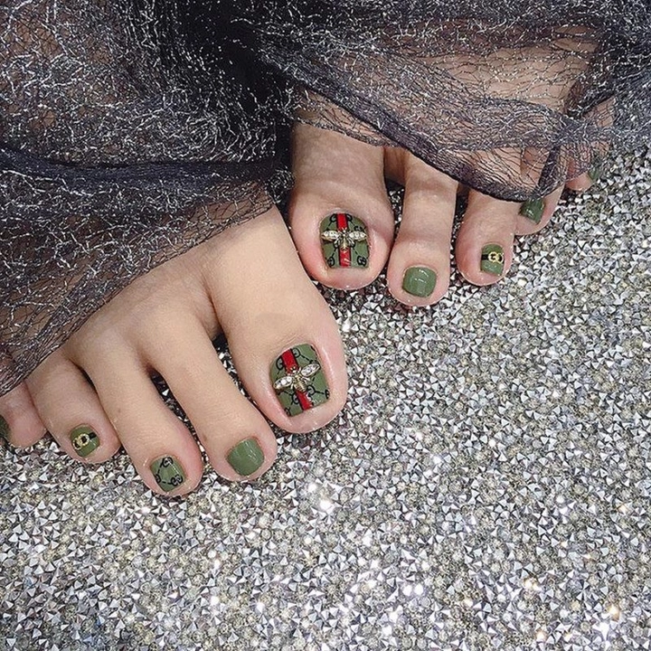 nail chân gucci