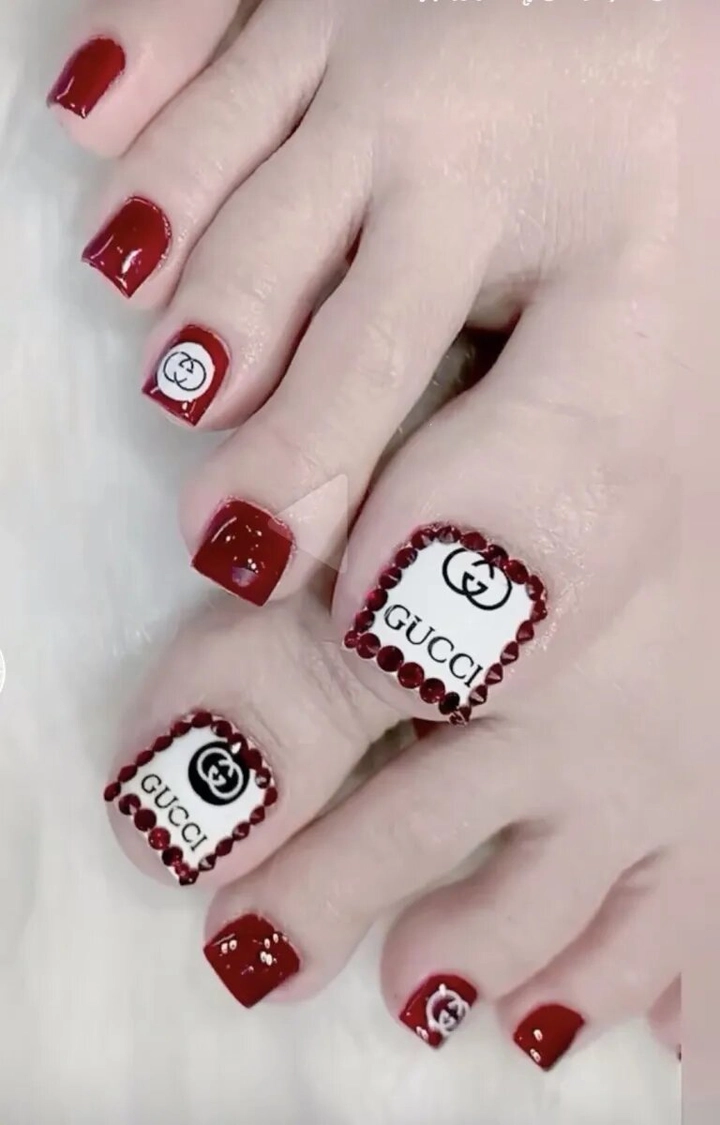 mẫu nail chân gucci sang trọng