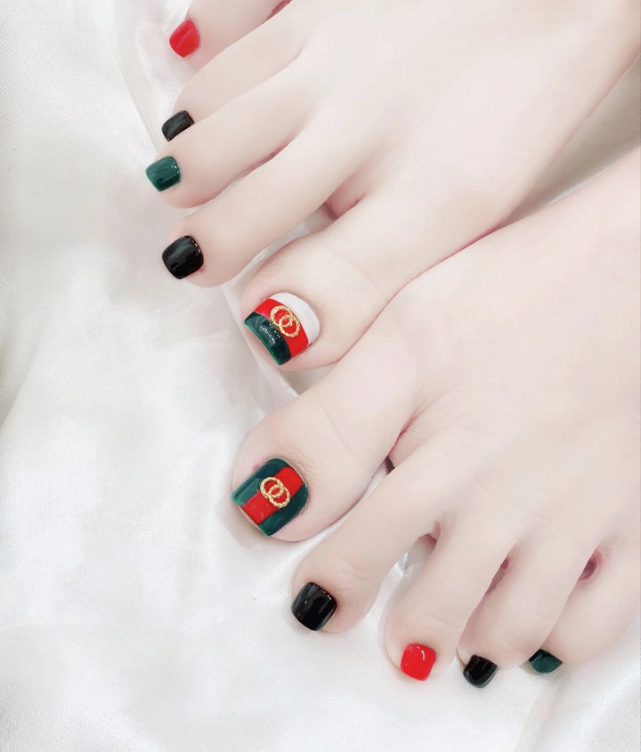 mẫu nail chân gucci nhẹ nhàng