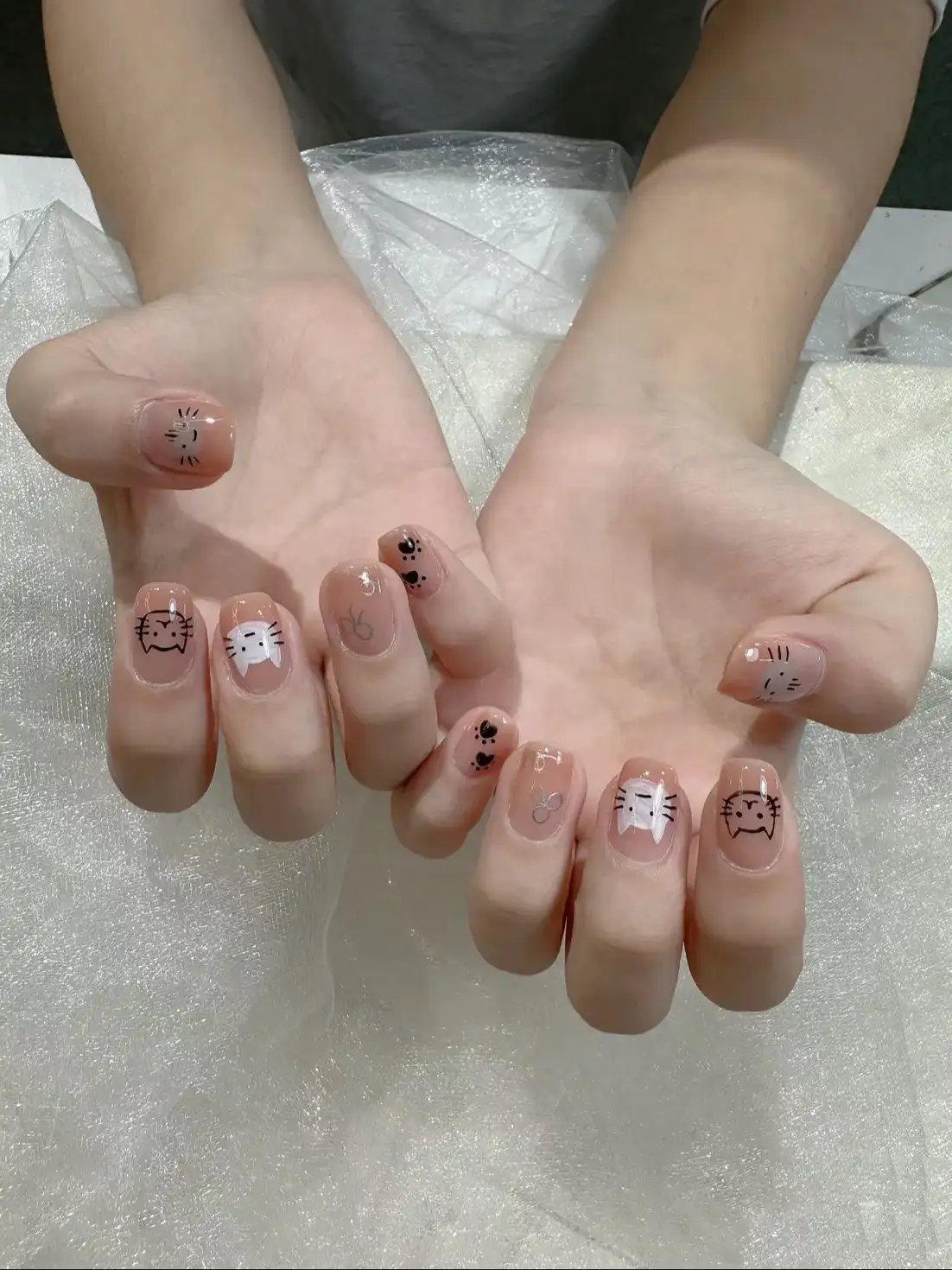 mẫu nail hình con mèo tự tin 