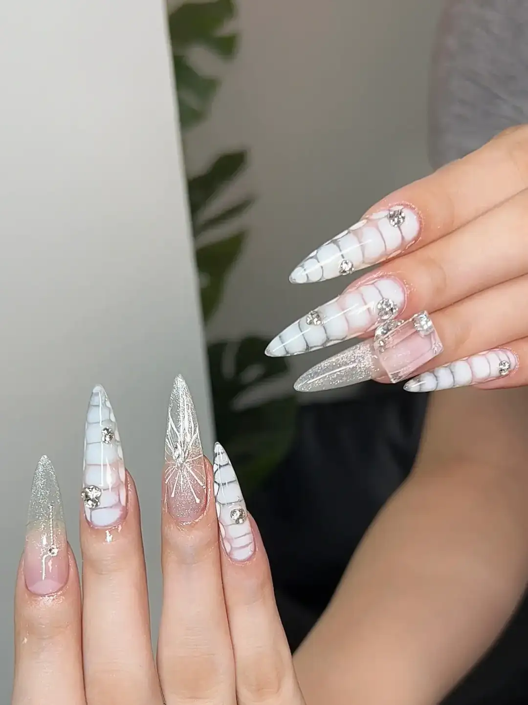 mẫu nail con rắn lấp lánh và thu hút