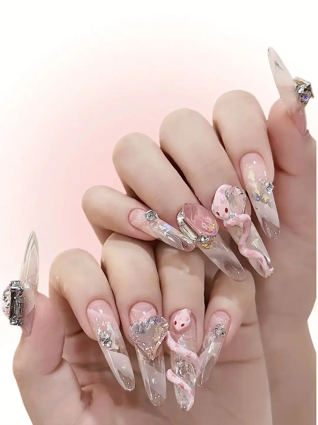 nail con rắn ma quái, bí ẩn