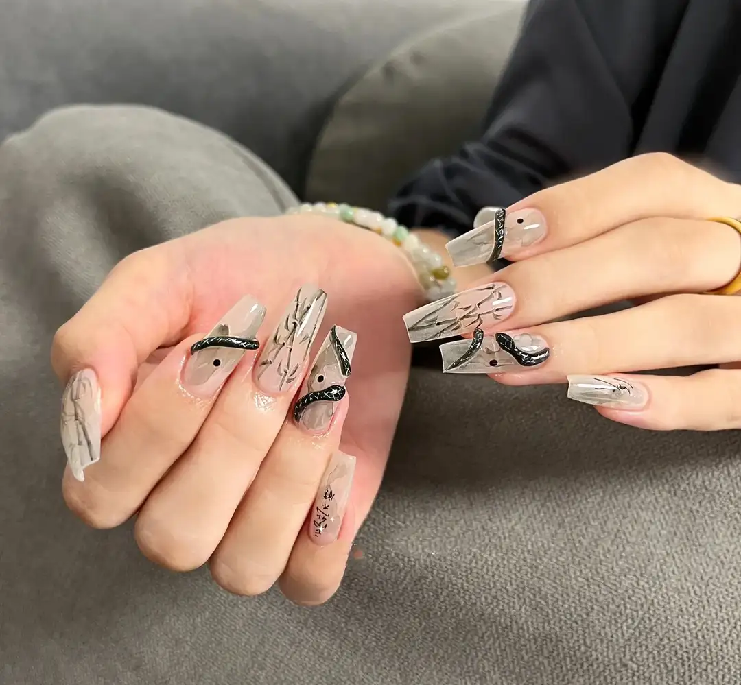 mẫu nail con rắn nổi loạn