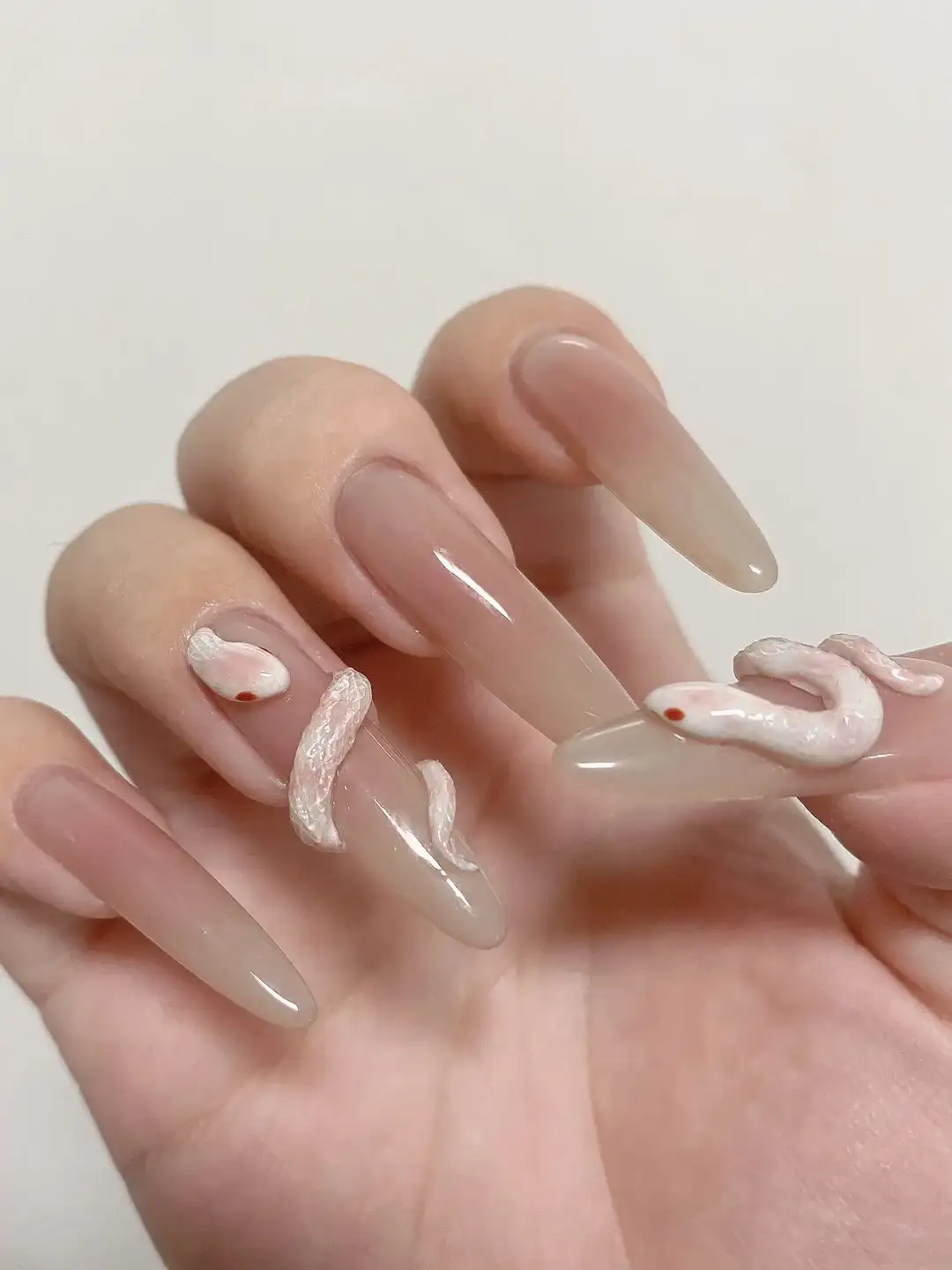 nail con rắn ấn tượng