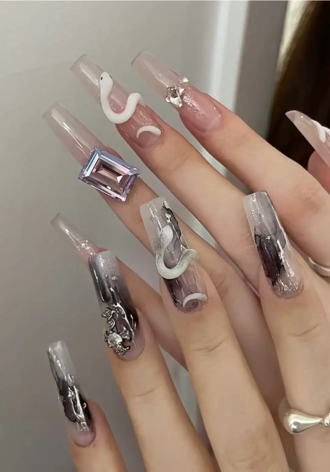 nail con rắn hoang dã