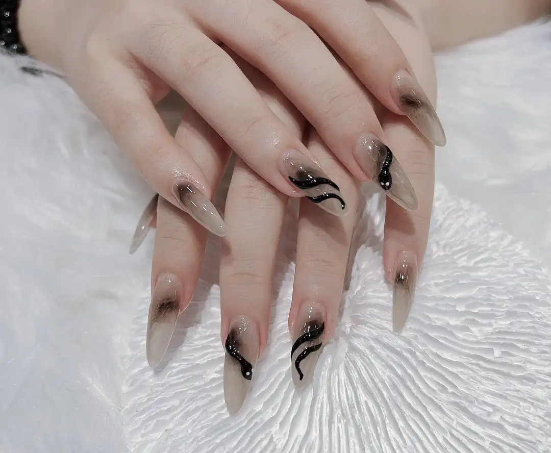 nail con rắn bí ẩn