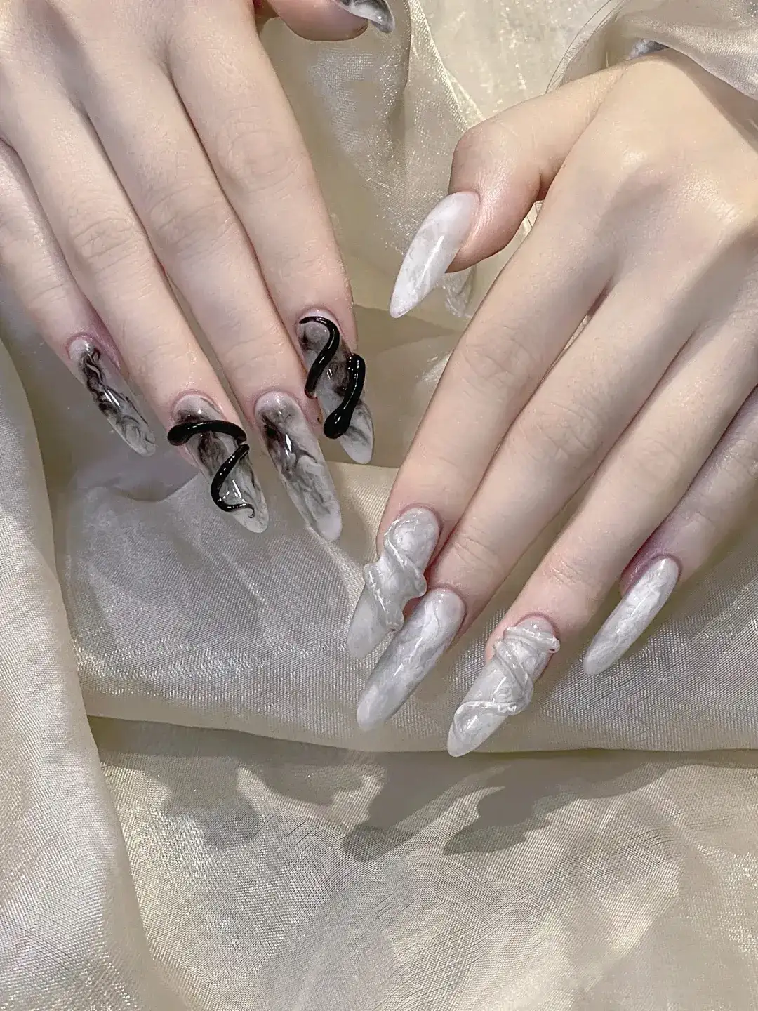 mẫu nail con rắn tương phản