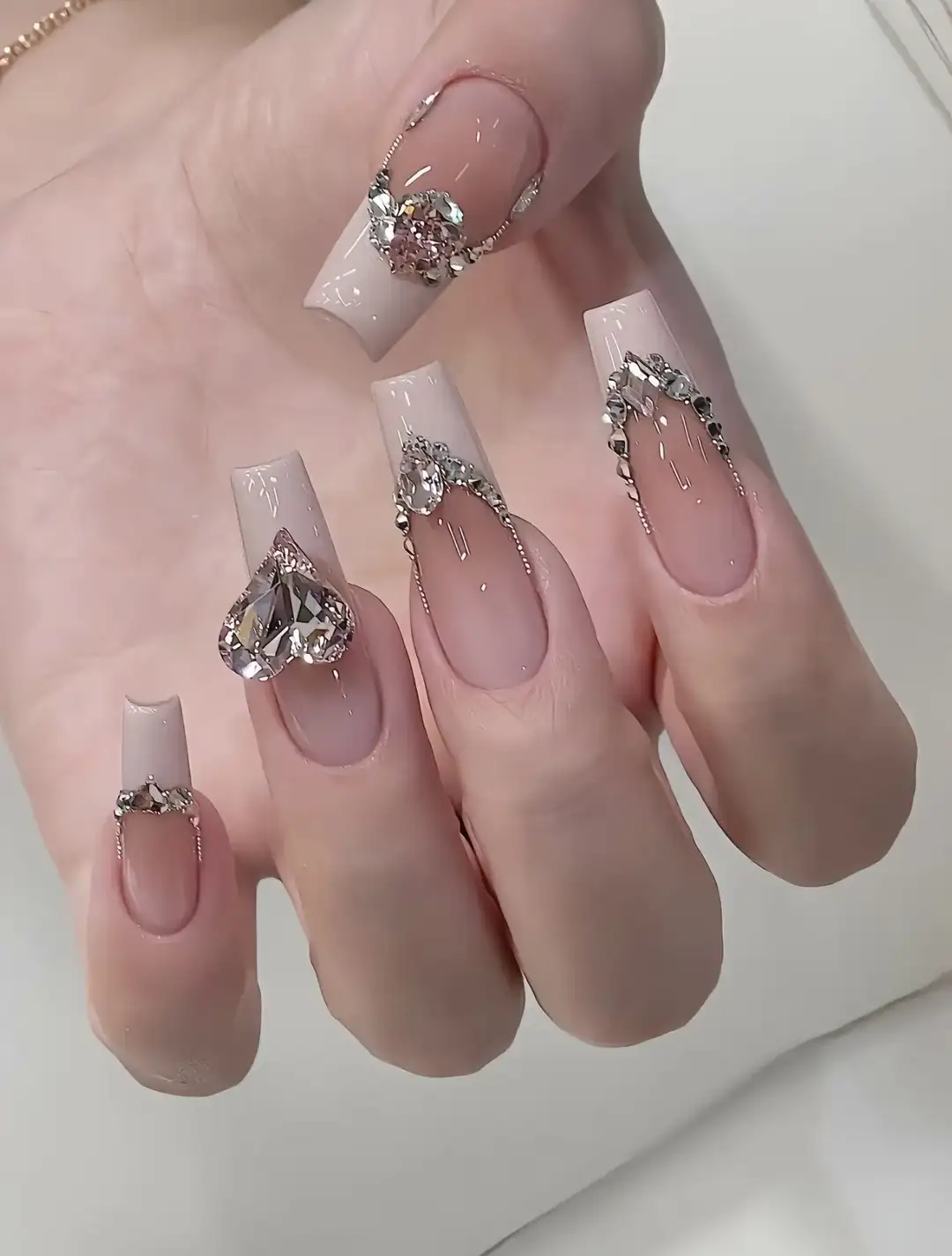 mẫu nail đẹp đi đám cưới tinh xảo, độc đáo