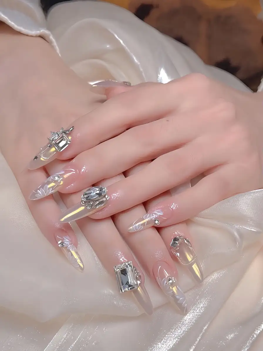 mẫu nail đi tiệc sang trọng và quý phái