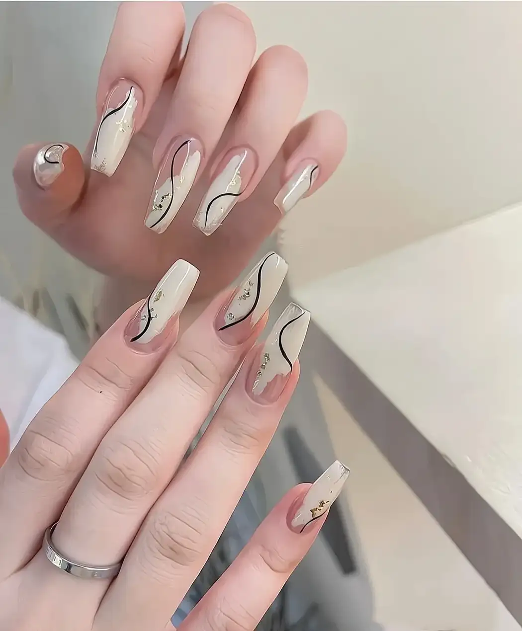 mẫu nail đơn giản sang trọng mảnh mai