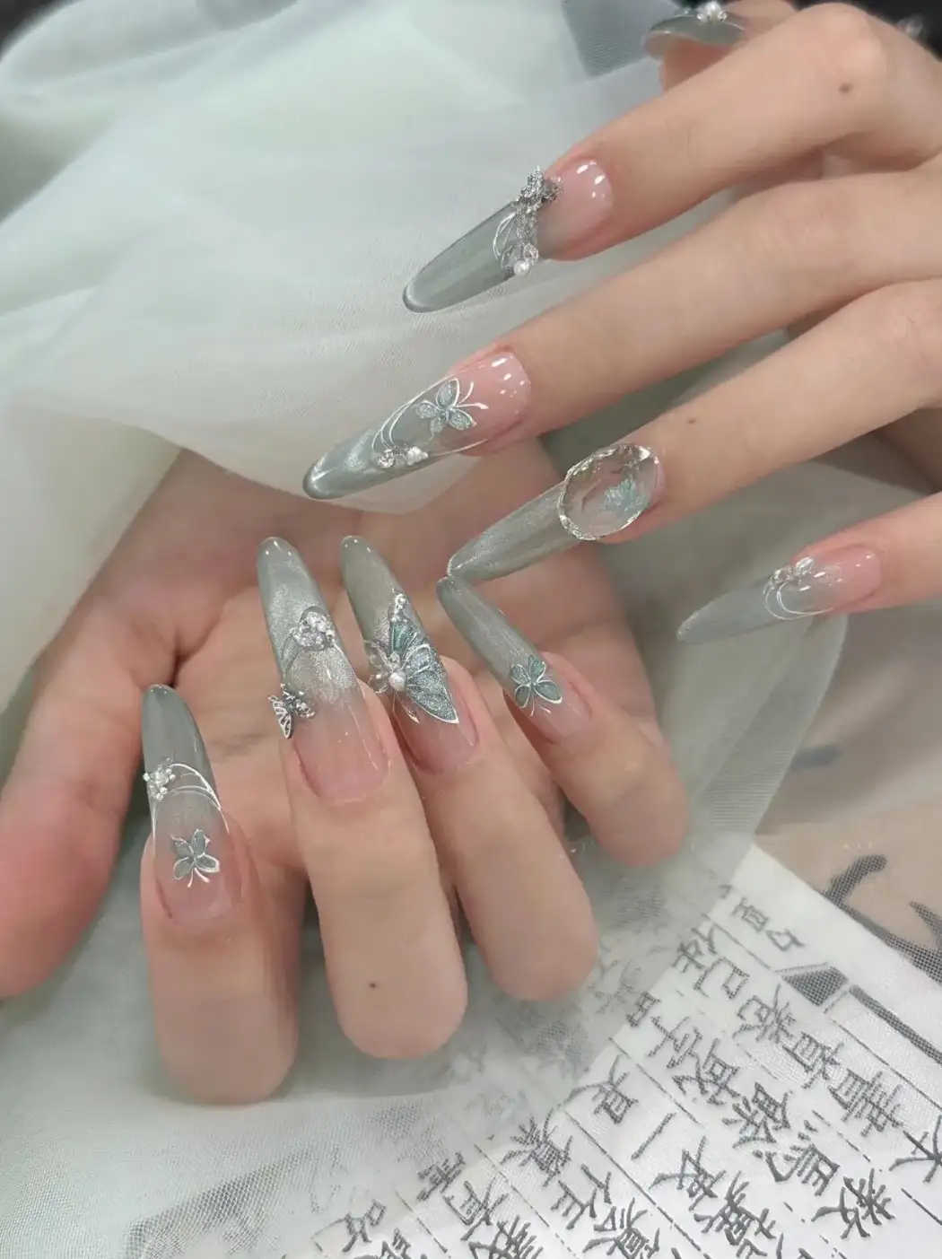 mẫu nail đơn giản sang trọng hiện nay