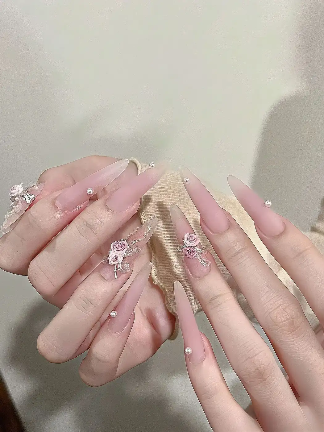 các mẫu nail đơn giản sang trọng dịu dàng và nữ tính