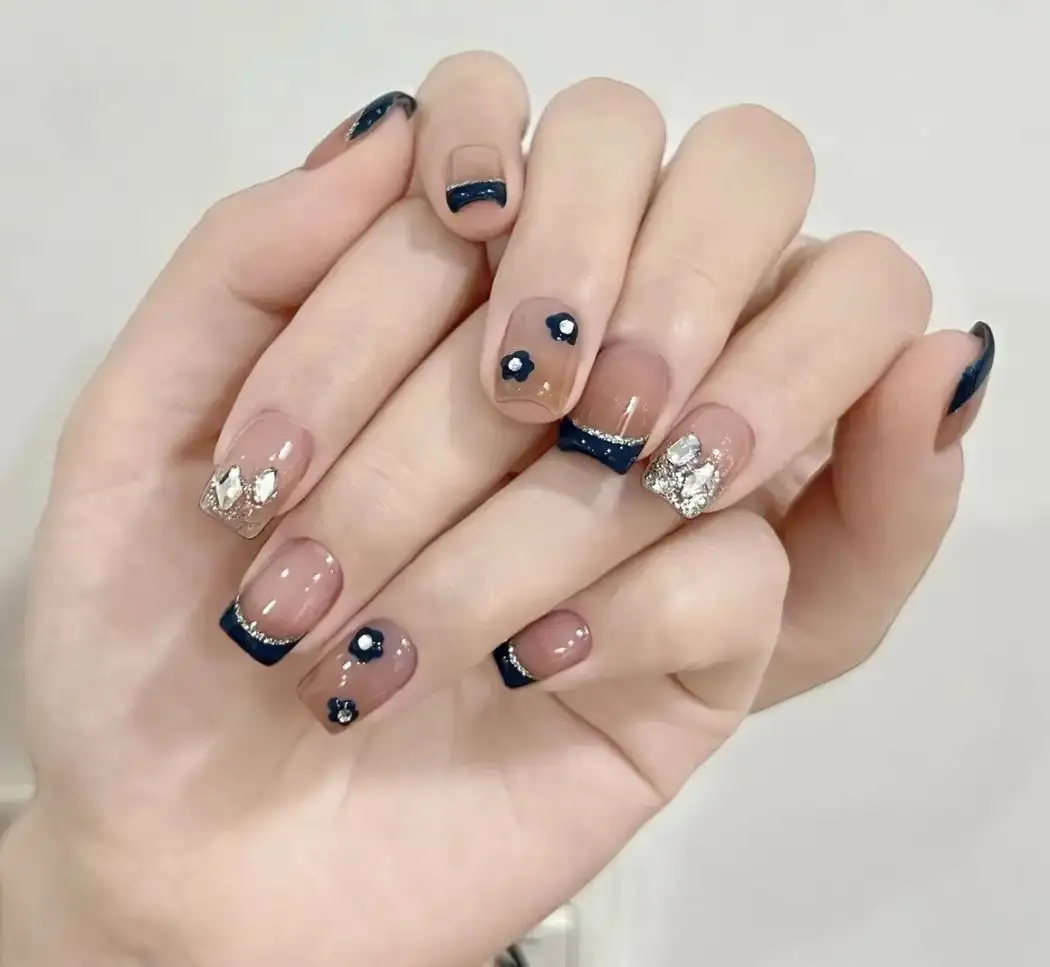 các mẫu nail đơn giản sang trọng tinh xảo