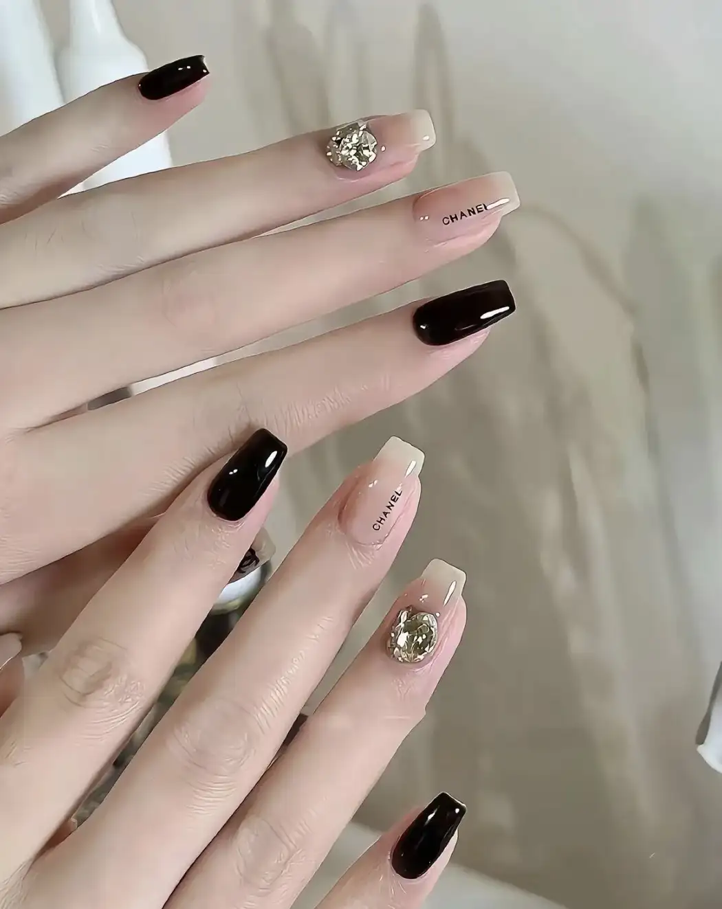 các mẫu nail đơn giản sang trọng huyền bí