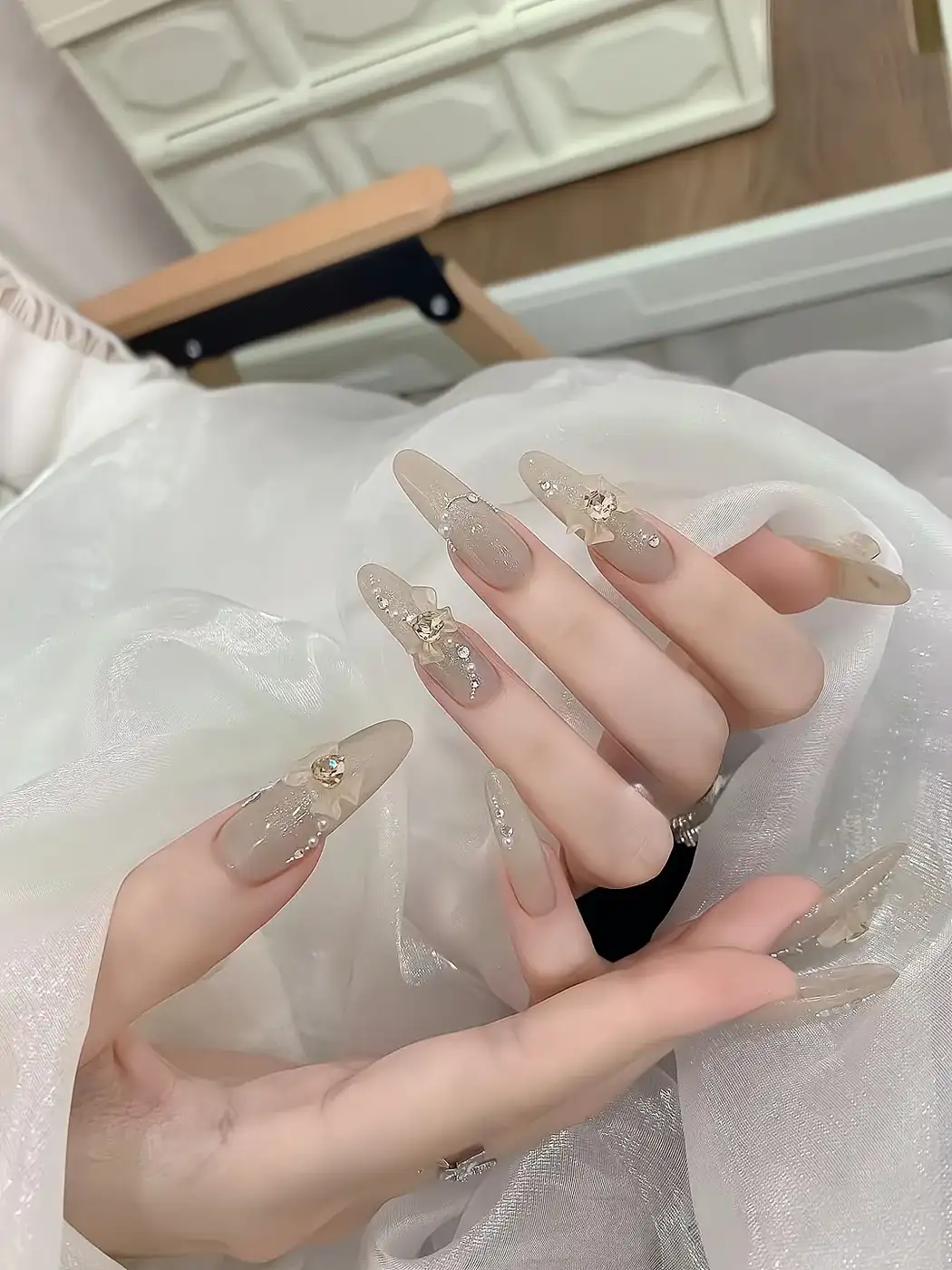 mẫu nail đơn giản sang trọng thanh lịch và hiện đại