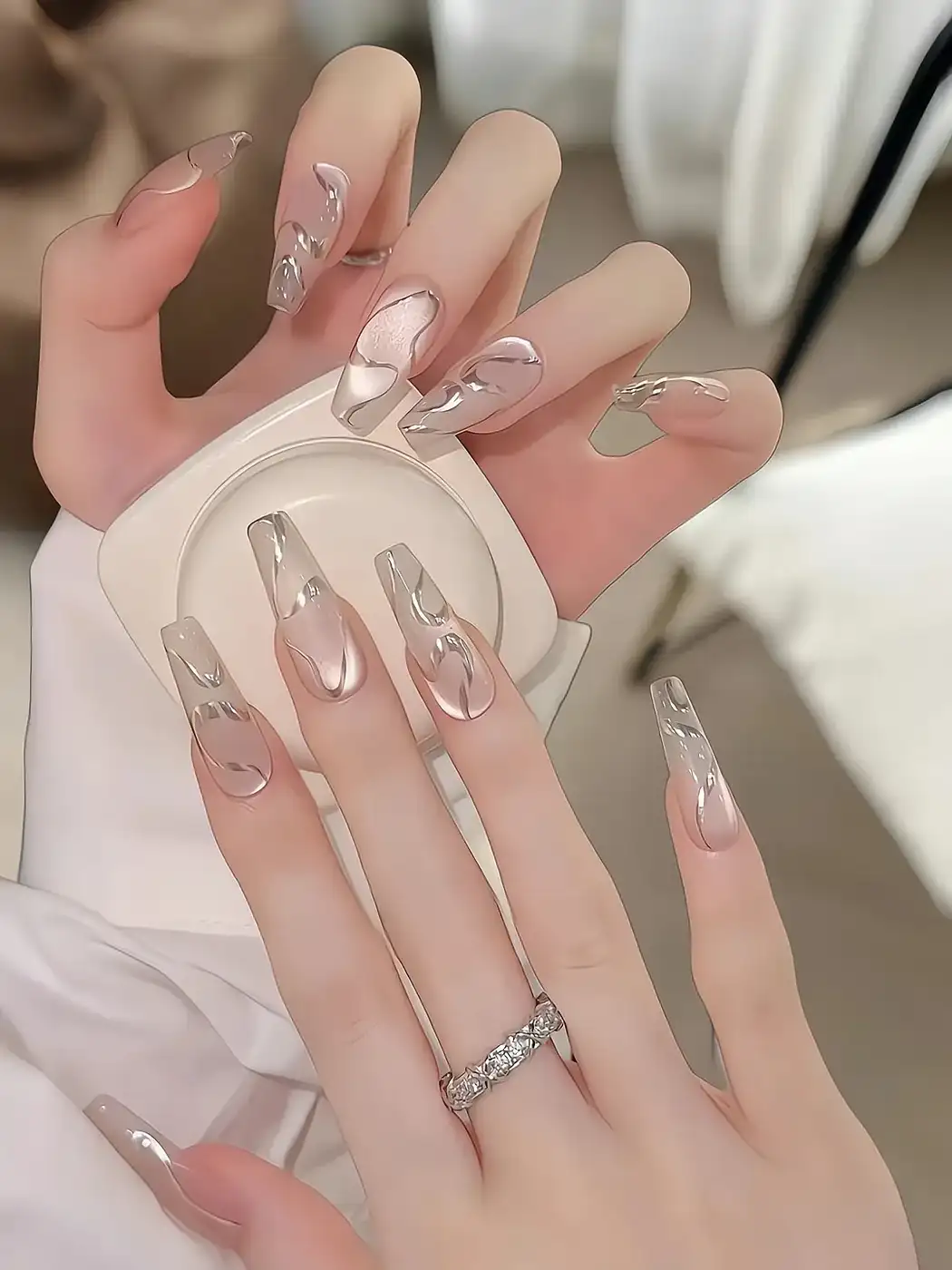 mẫu nail đơn giản sang trọng quý phái