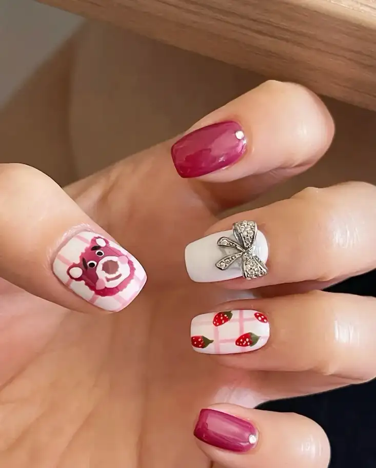 mẫu nail gấu dâu nhỏ xinh 