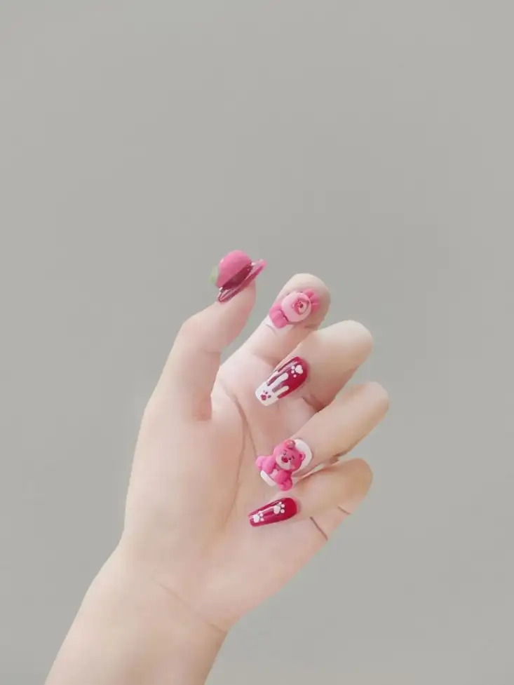 mẫu nail gấu dâu nhỏ xinh