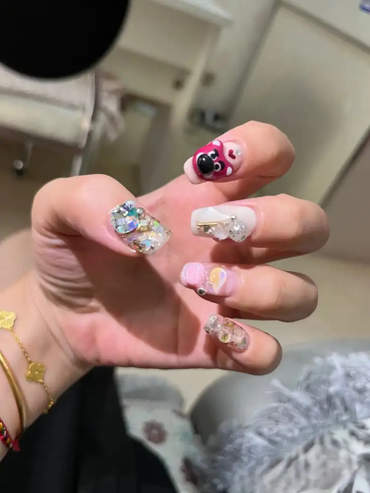 nail gấu dâu nổi bật