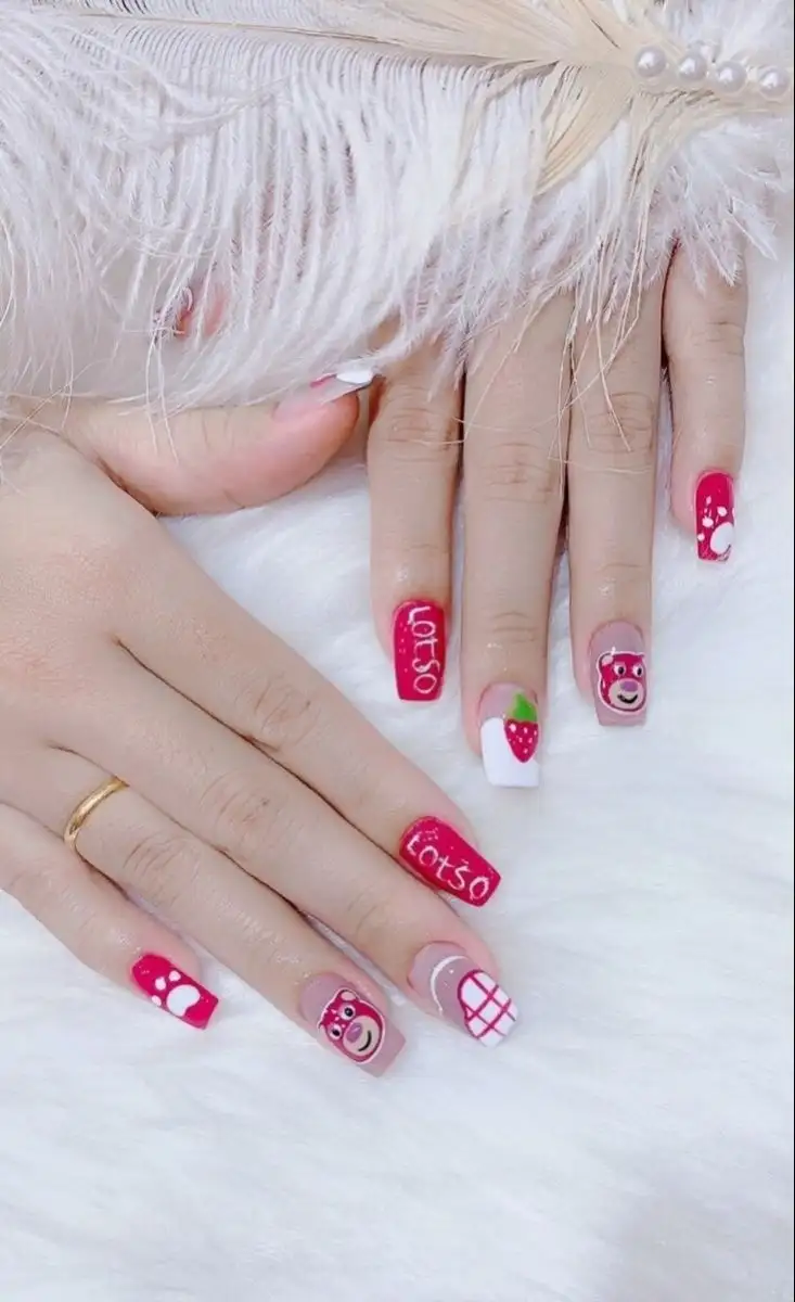 nail gấu dâu trẻ trung, năng động