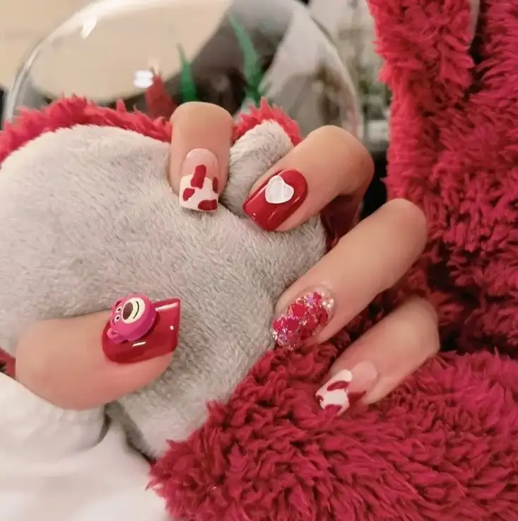 nail tay gấu dâu tỏa sáng 