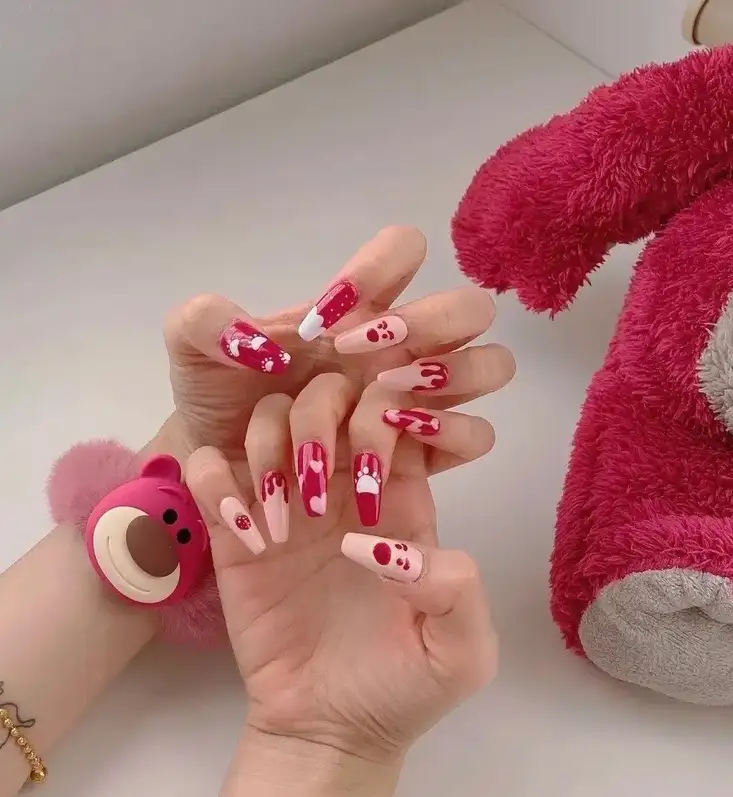 mẫu nail gấu dâu nữ tính