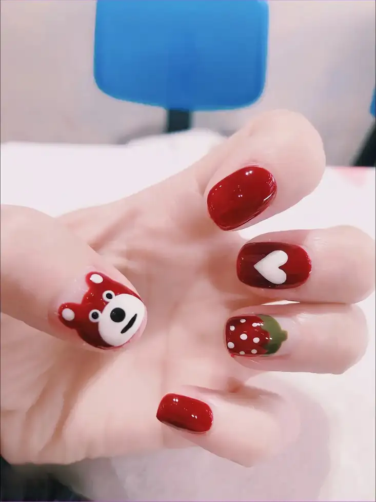 mẫu nail gấu dâu xinh xắn